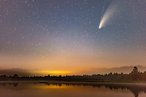Cometa Neowise en el oscuro cielo nocturno después de la puesta del sol, Torrance Barrens Dark-Sky Preserve, Gravenhurst, Canadá photo