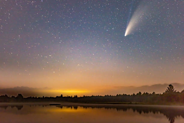 комета neowise в темном ночном небе после захода солнца, торранс барренс темно-небо заповедник, gravenhurst, канада - meteor fireball asteroid comet стоковые фото и изображения