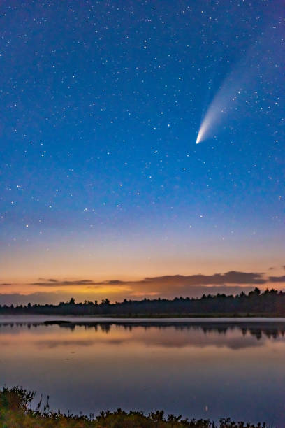 comète neowwise dans le ciel sombre de nuit après le coucher du soleil, torrance barrens dark-sky preserve, gravenhurst, canada - meteor fireball asteroid comet photos et images de collection