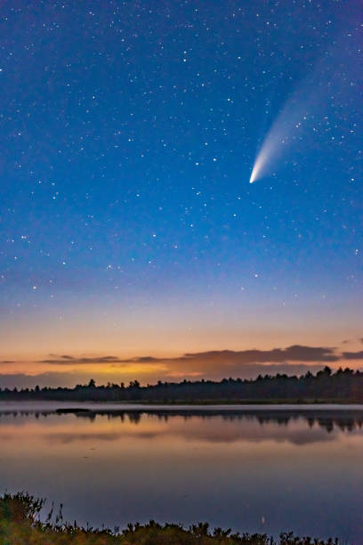 комета neowise в темном ночном небе после захода солнца, торранс барренс темно-небо заповедник, gravenhurst, канада - meteor fireball asteroid comet стоковые фото и изображения