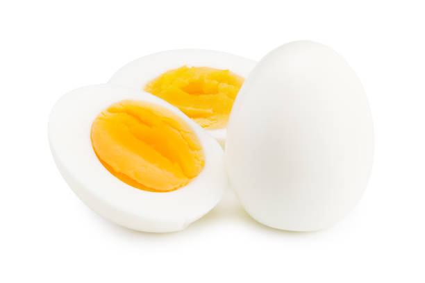 uovo sodo intero singolo con uovo dimezzato isolato su sfondo bianco - hard cooked egg foto e immagini stock