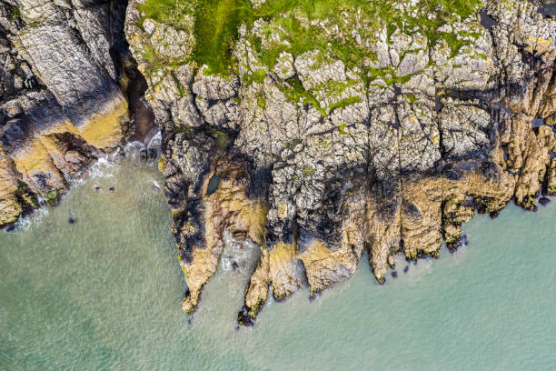 la vista da un drone di scogliere sulla costa di dumfries e galloway, nel sud-ovest della scozia. - galloway foto e immagini stock
