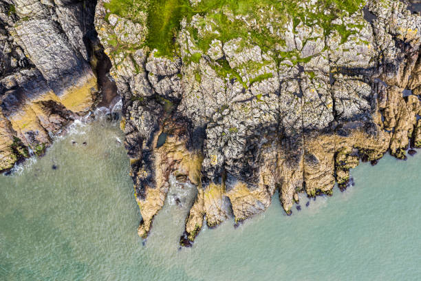 a vista de um drone de penhascos na costa de dumfries e galloway, sudoeste da escócia. - galloway - fotografias e filmes do acervo