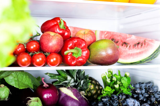bunte lebendige frische gemüse im kühlschrank - refrigerator healthy eating mango fruit stock-fotos und bilder