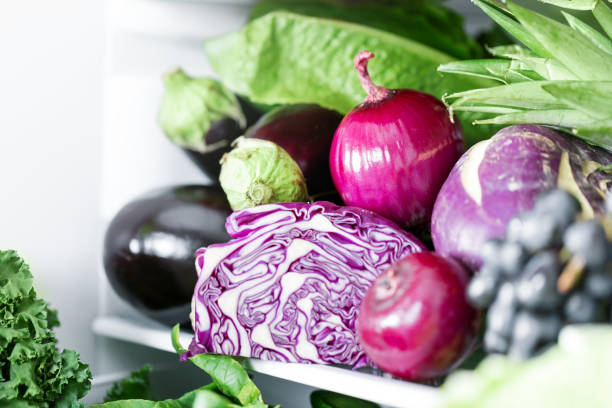 fioletowe świeże warzywa w lodówce - kohlrabi purple cabbage organic zdjęcia i obrazy z banku zdjęć