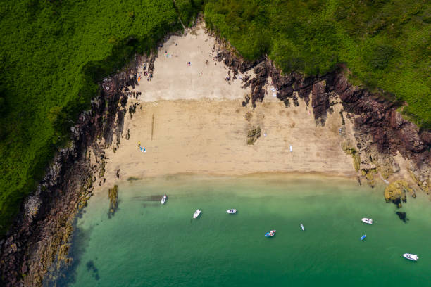 vista aérea de uma pequena baía de areia no país de gales - extreme terrain footpath british culture green - fotografias e filmes do acervo