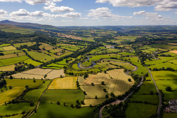 vista aérea de campos e terras agrícolas - extreme terrain footpath british culture green - fotografias e filmes do acervo