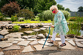 senior-mit-gesichtsmaske-geht-durch-einen-wassergarten.jpg?b=1&s=170x170&k=20&c=cC0fFMY9i__ivLUkEqh0QOiXrGXCar6cNGOOrI4cgT0=