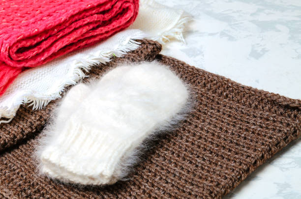 тепло, согревает, зимняя одежда, концепция комфорта, комфорта в холодное время года, крупным планом - autumn glove clothing sewing стоковые фото и изображения