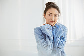 若い美しいアジアの女性の肖像画は、冬の寝室で顔をリラックス。クローズアップセクシーな美容ファッションガール健康なメイクアップ顔の治療完璧な輝きの肌。笑顔幸せなアジア韓国の�
