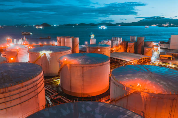 нефтяной танкер и нефтяной резервуар в порту ночью - petrochemical plant storage tank lng storage room стоковые фото и изображения