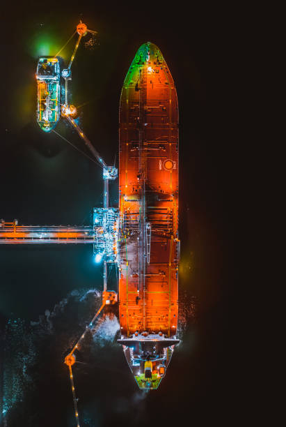 tankowiec i zbiornik oleju w porcie w nocy - tanker oil tanker oil industrial ship zdjęcia i obrazy z banku zdjęć