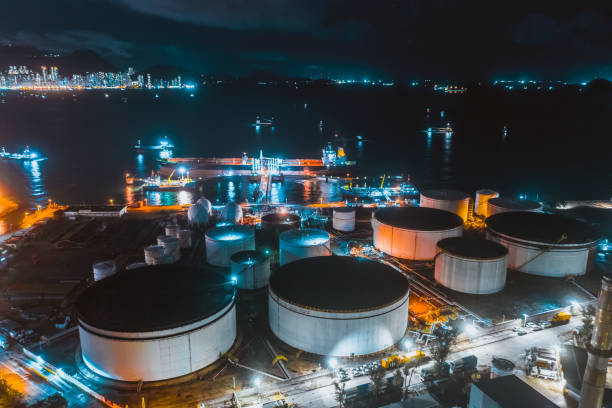 нефтяной танкер и нефтяной резервуар в порту ночью - petrochemical plant storage tank lng storage room стоковые фото и изображения