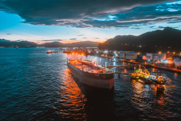 нефтяной танкер и нефтяной резервуар в порту ночью - lng oil tanker natural gas oil стоковые фото и изображения