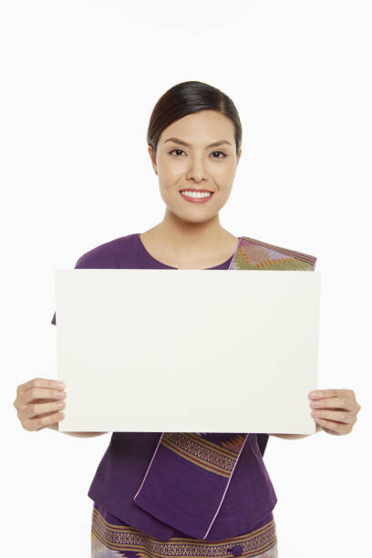 mujer con ropa tradicional sosteniendo una pancarta en blanco - placard holding celebration women fotografías e imágenes de stock