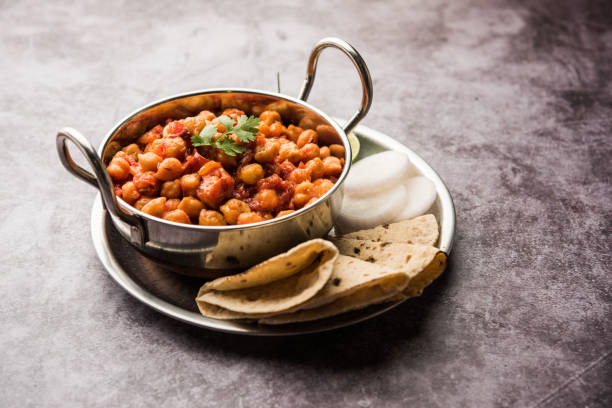 chana masala, curry de pois chiches ou choley. nourriture traditionnelle indienne - massala photos et images de collection