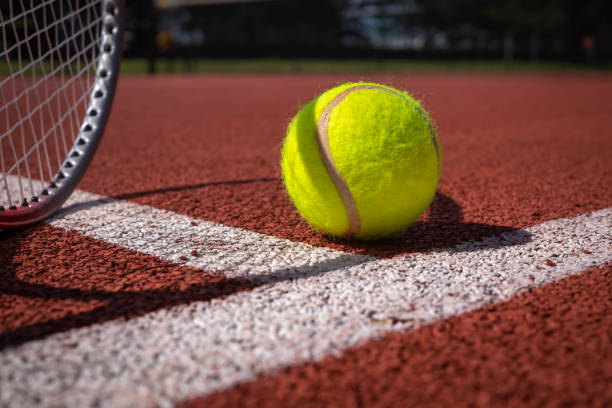 palla da tennis, racchetta e linea su un campo all'aperto - tennis court tennis racket forehand foto e immagini stock