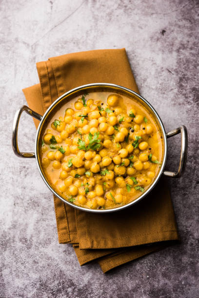 ragda curry indiano fatto con piselli bianchi secchi o vatana al sicuro, servito in una ciotola - safed foto e immagini stock