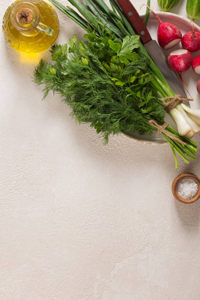 vegetarische producten voor voorjaarsgroentesalade met olijfolie. vegetarisch eten. - sarr stockfoto's en -beelden