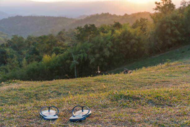 zapatillas colocadas en el césped verde con montañas de fondo al atardecer - 16022 fotografías e imágenes de stock