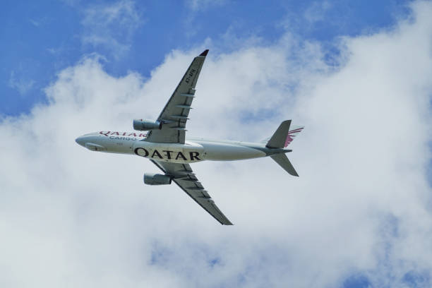 카타르항공 화물 에어버스 a 330, 벨기에 브뤼셀 공항 출발 - qatar airways 뉴스 사진 이미지