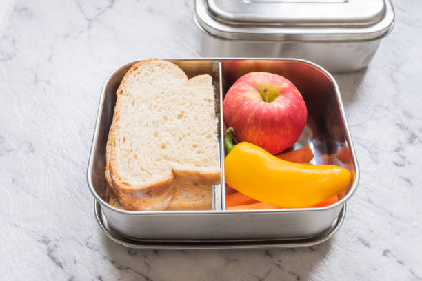 récipient en acier inoxydable avec déjeuner sain - concept zéro déchet - lunch box lunch red apple photos et images de collection