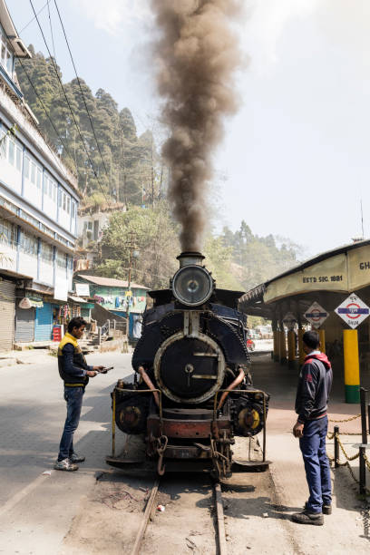 インド・ダージリンの有名なおもちゃ列車の駅で蒸気機関車をシャント - mountain himalayas india cabin ストックフォトと画像