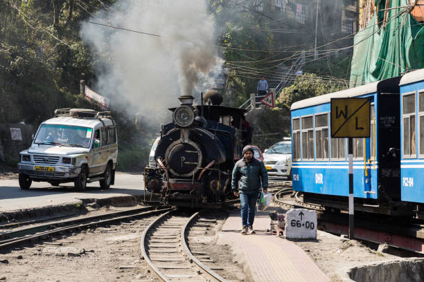 インド・ダージリンの有名なおもちゃ列車の駅で蒸気機関車をシャント - mountain himalayas india cabin ストックフォトと画像