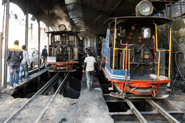 有名なおもちゃの列車、インドとダージリンからグームへのドライブのための蒸気機関車を準備します - mountain himalayas india cabin ストックフォトと画像