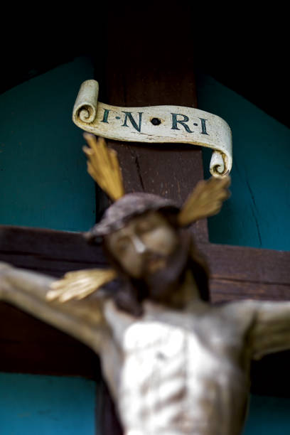 figura intagliata in legno di gesù sulla croce, solo l'iscrizione inri a fuoco - jesus christ cross old statue foto e immagini stock
