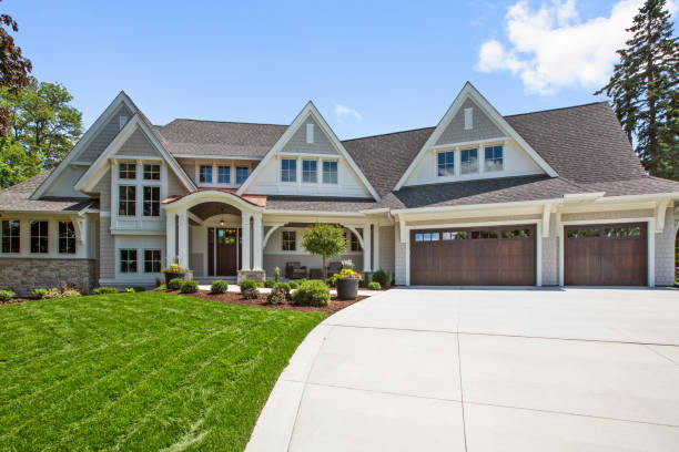 Classic luxury home that will never go out of style Three car garage and beautifully landscaped yard of showcase home driveway stock pictures, royalty-free photos & images