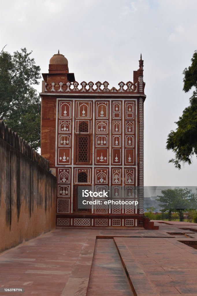 Sider vedere a Gate-mausoleu de Etmaduddaula sau Itmad-ud-Daula mormânt adesea privit ca un proiect de Taj Mahal. Agra, Uttar Pradesh, India - Fotografie de stoc Agra fără redevențe Sider vedere a Gate-mausoleu de Etmaduddaula sau Itmad-ud-Daula mormânt adesea privit ca un proiect de Taj Mahal. Agra, Uttar Pradesh, India - Fotografie de stoc Agra fără redevențe