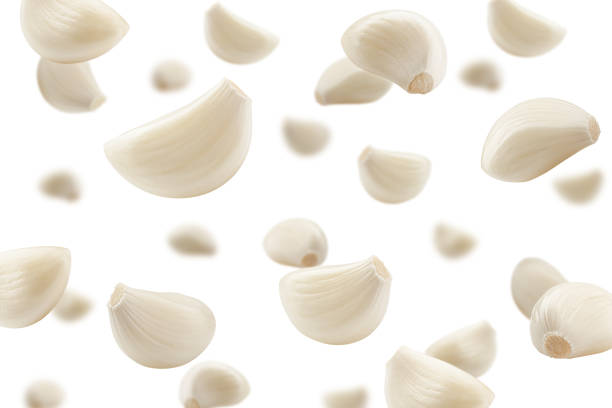 ニンニクの落下、 白い背景に隔離され、選択的な焦点 - garlic clove isolated white ストックフォトと画像