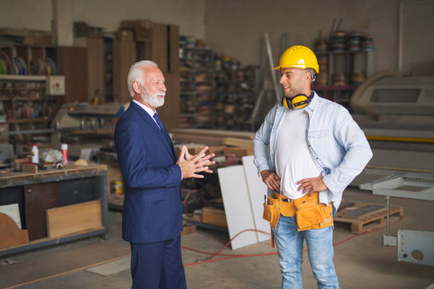 chef de projet et charpentier ayant la conversation - preparation tool belt business businessman photos et images de collection