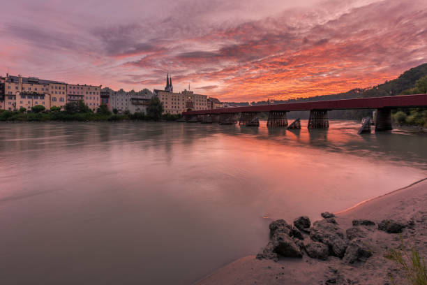 View from the inn bank to the Red Bridge and Wasserburg am Inn at sunrise View from the banks of the Inn to the Red Bridge and Wasserburg am Inn at sunrise sonne stock pictures, royalty-free photos & images