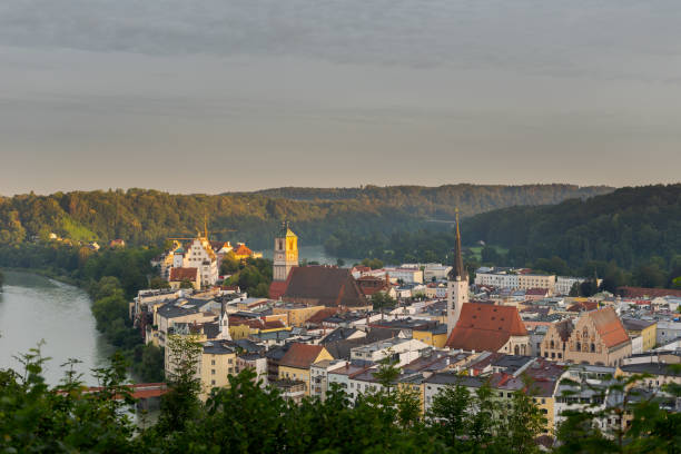 vista desde el mirador hermosa vista de wasserburg am inn al amanecer - überblick fotografías e imágenes de stock