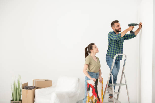 making hole for screw - home addition home improvement paint decorating imagens e fotografias de stock