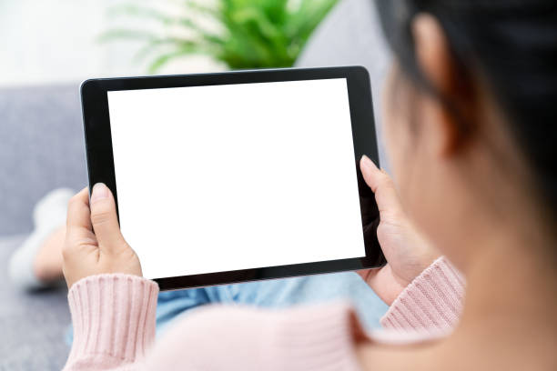 밀레니엄 세대의 디지털 기술로 컨셉 라이프스타일에서 화면을 보고 있는 몽타주 모형 디스플레이 장치를 위해 흰색 빈 스크린에 태블릿을 들고 있는 젊은 아시아 여성의 백 미러보기를 닫습니 - ipad women human hand digital tablet 뉴스 사진 이미지