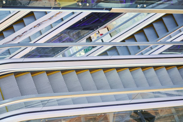 schody ruchome w centrum handlowym - crisscross steps staircase metal zdjęcia i obrazy z banku zdjęć