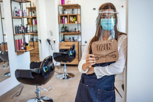 eröffnung von kleinunternehmen nach covid-19-pandemie. - owner hair salon beauty spa female stock-fotos und bilder