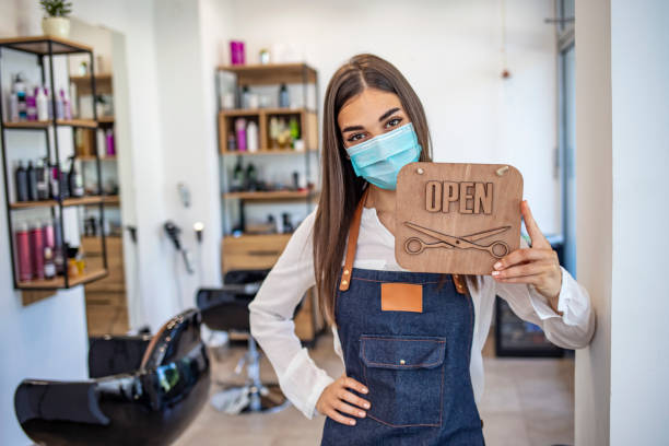eröffnung von kleinunternehmen nach covid-19-pandemie. - owner hair salon beauty spa female stock-fotos und bilder