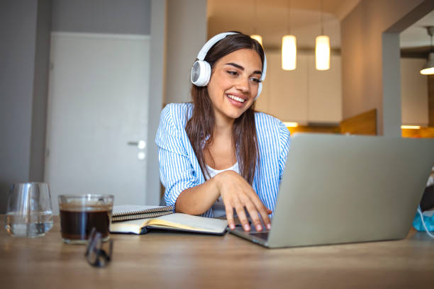 leende flicka student bära trådlösa hörlurar studera online med skype lärare - study bildbanksfoton och bilder