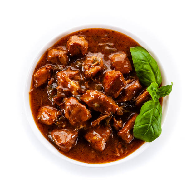 gulasch - carne arrosto in salsa su sfondo bianco - beef stew foto e immagini stock