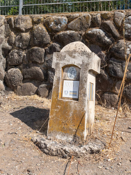 la señal de tráfico se encuentra a la entrada del territorio de la iglesia de los apóstoles situada a orillas del mar de galilea, no muy lejos de la ciudad de tiberíades, en el norte de israel - greek culture bible text ancient fotografías e imágenes de stock