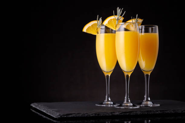 mimosa koktajle w kieliszkach do szampana - lavender orange fruit table zdjęcia i obrazy z banku zdjęć