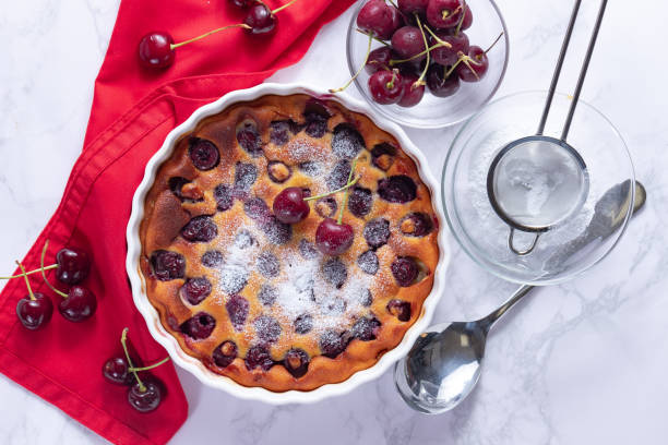 traditionelle französische kirsche clafoutis mit kirsche auf weißem marmor, ansicht von oben - clafoutis stock-fotos und bilder