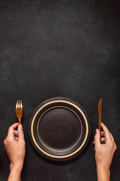 impostazione del tavolo per la cena - table knife silverware black fork foto e immagini stock