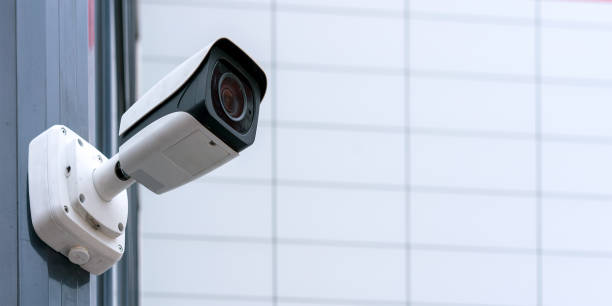 câmera de vigilância localizado em canto de construção cinza - photo album photo corner photography photograph - fotografias e filmes do acervo