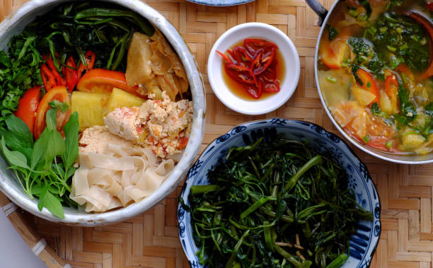 refeição vegana no café da manhã com sopa de macarrão de papel seco de tofu, espinafre de água, nutrição veg alimentação saudável - indochina soup flag national flag - fotografias e filmes do acervo