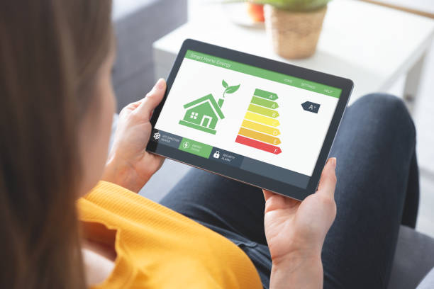 aplicación móvil de eficiencia energética en pantalla, eco house - energía sostenible fotos fotografías e imágenes de stock